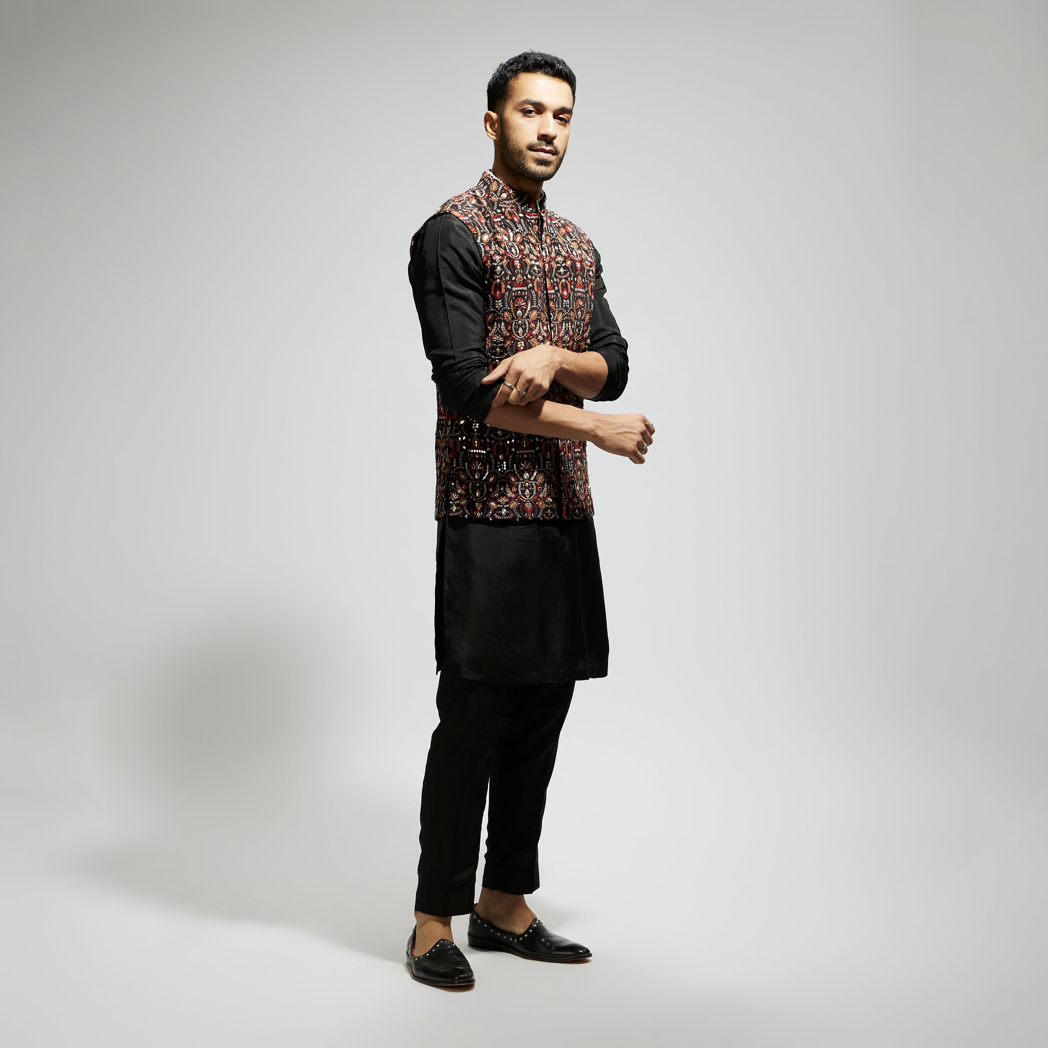 BLACK LEAF JAAL EMBELLISHED BUNDI WITH BLACK KURTA AND PANTS