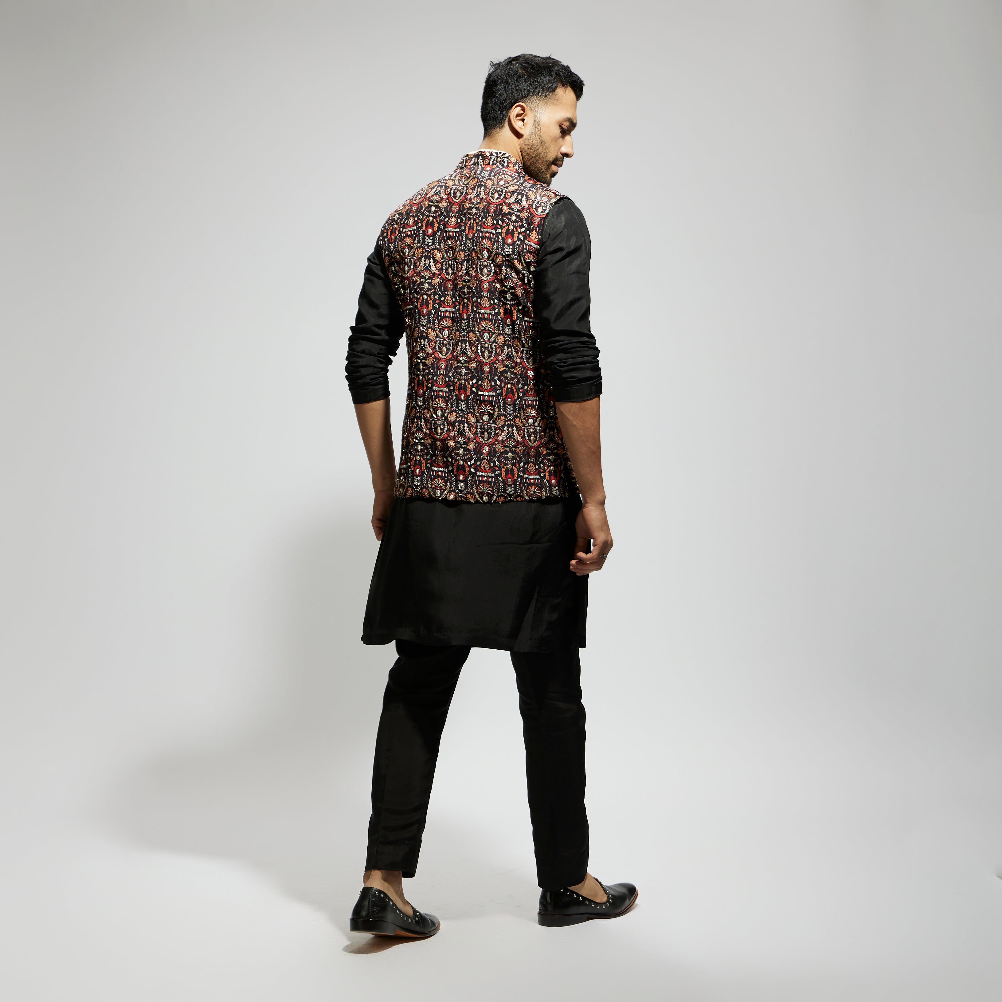 BLACK LEAF JAAL EMBELLISHED BUNDI WITH BLACK KURTA AND PANTS