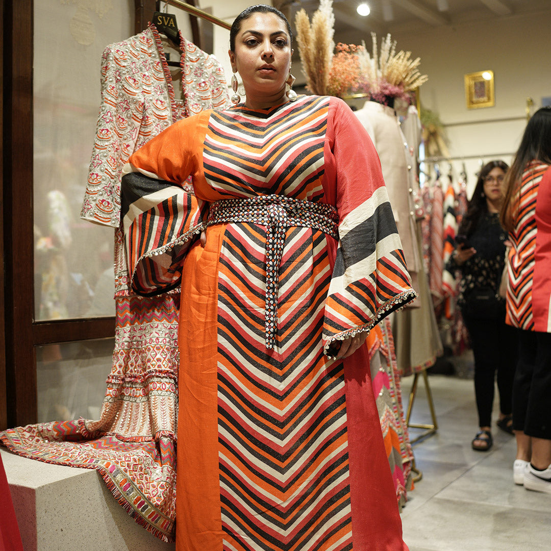 COLOR BLOCK GRAPHIC PRINTCOLUMN DRESS WITH FLARED SLEEVES TEAMED WITH AN EMBELLISHED OBI BELT