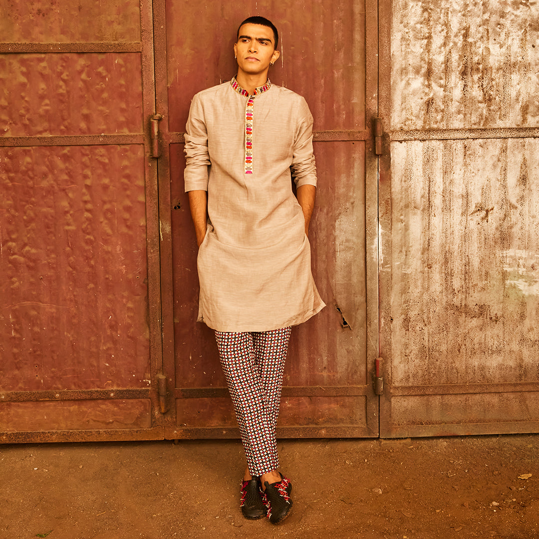 SHAHAR: CONCRETE GREY KURTA WITH HIGHLIGHTED COLLAR AND PATTI TEAMED WITH PANTS