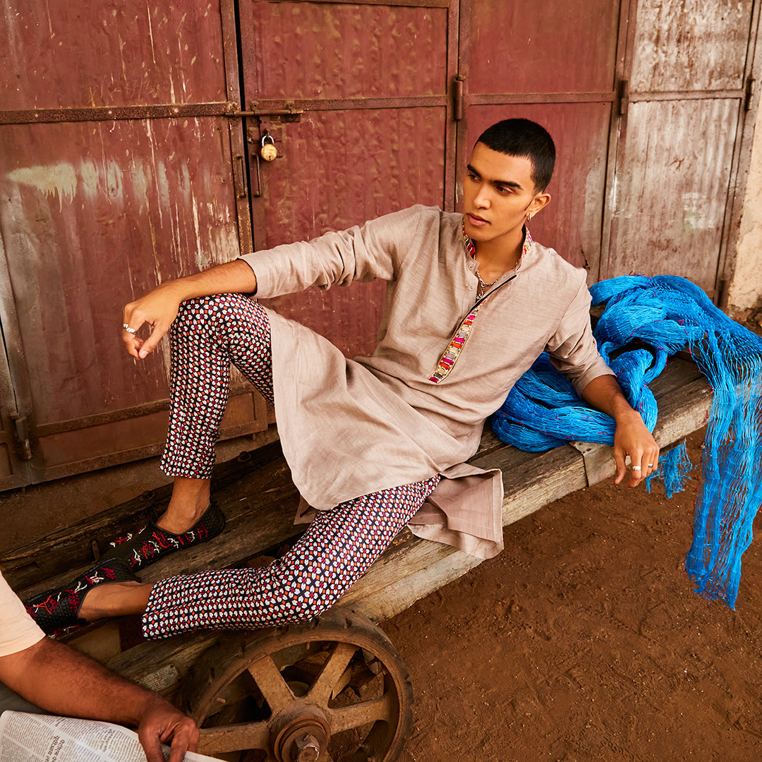 SHAHAR: CONCRETE GREY KURTA WITH HIGHLIGHTED COLLAR AND PATTI TEAMED WITH PANTS