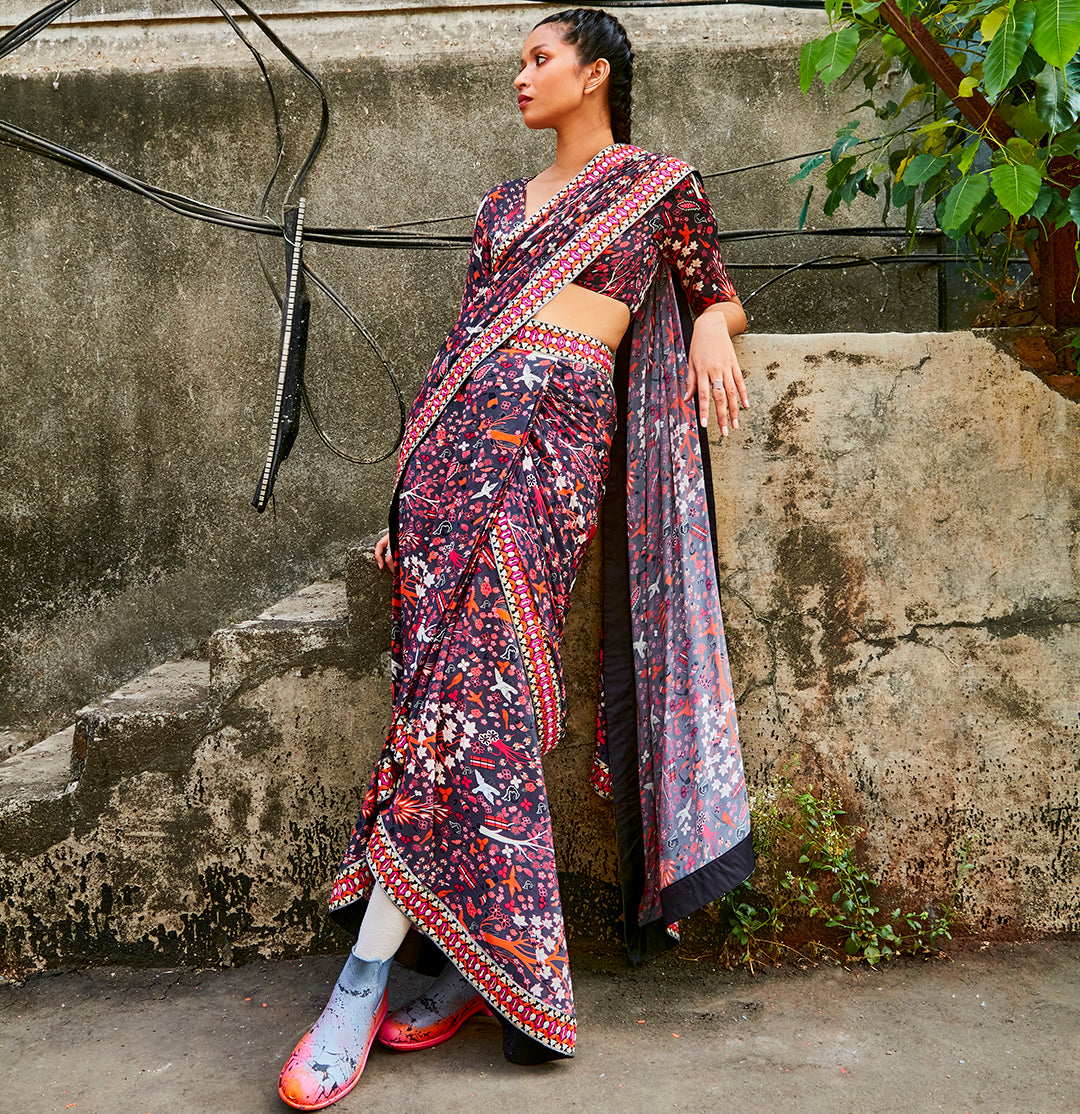 CONCRETE JUNGLE PRINT CASCASE SAREE TEAMED WITH KOLI BLOUSE