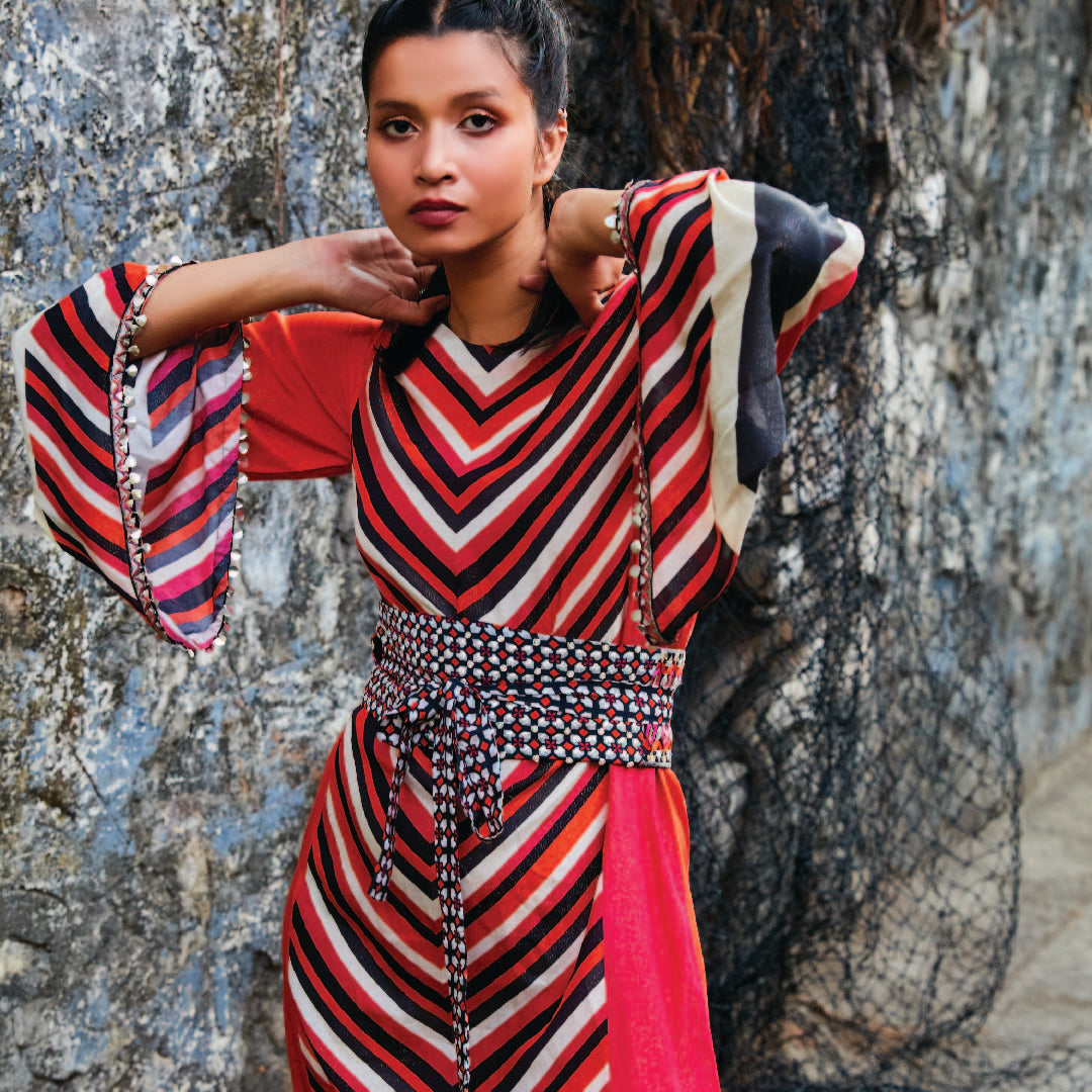 COLOR BLOCK GRAPHIC PRINTCOLUMN DRESS WITH FLARED SLEEVES TEAMED WITH AN EMBELLISHED OBI BELT